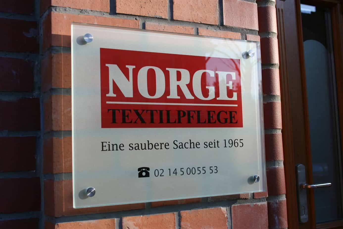 Firmenschild Norge Textilpflege